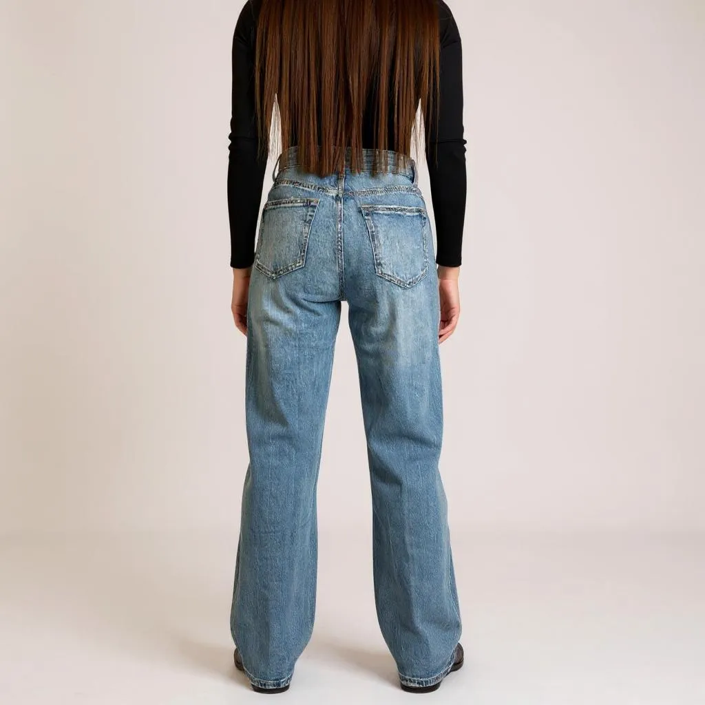Casual Wide Leg Damen-Jeans in Mittelblau – High-Waist Fit mit geradem Bein für entspannte Streetstyle- und Alltags-Looks. Perfekt kombinierbar mit Crop-Tops, Blusen oder Strickpullovern. Exklusiv bei CasinoFashion in Winterthur.