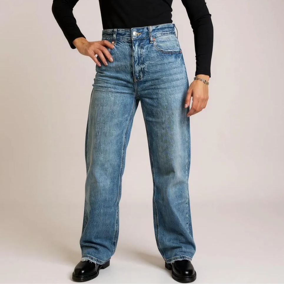 Casual Wide Leg Damen-Jeans in Mittelblau – High-Waist Fit mit geradem Bein für entspannte Streetstyle- und Alltags-Looks. Perfekt kombinierbar mit Crop-Tops, Blusen oder Strickpullovern. Exklusiv bei CasinoFashion in Winterthur.