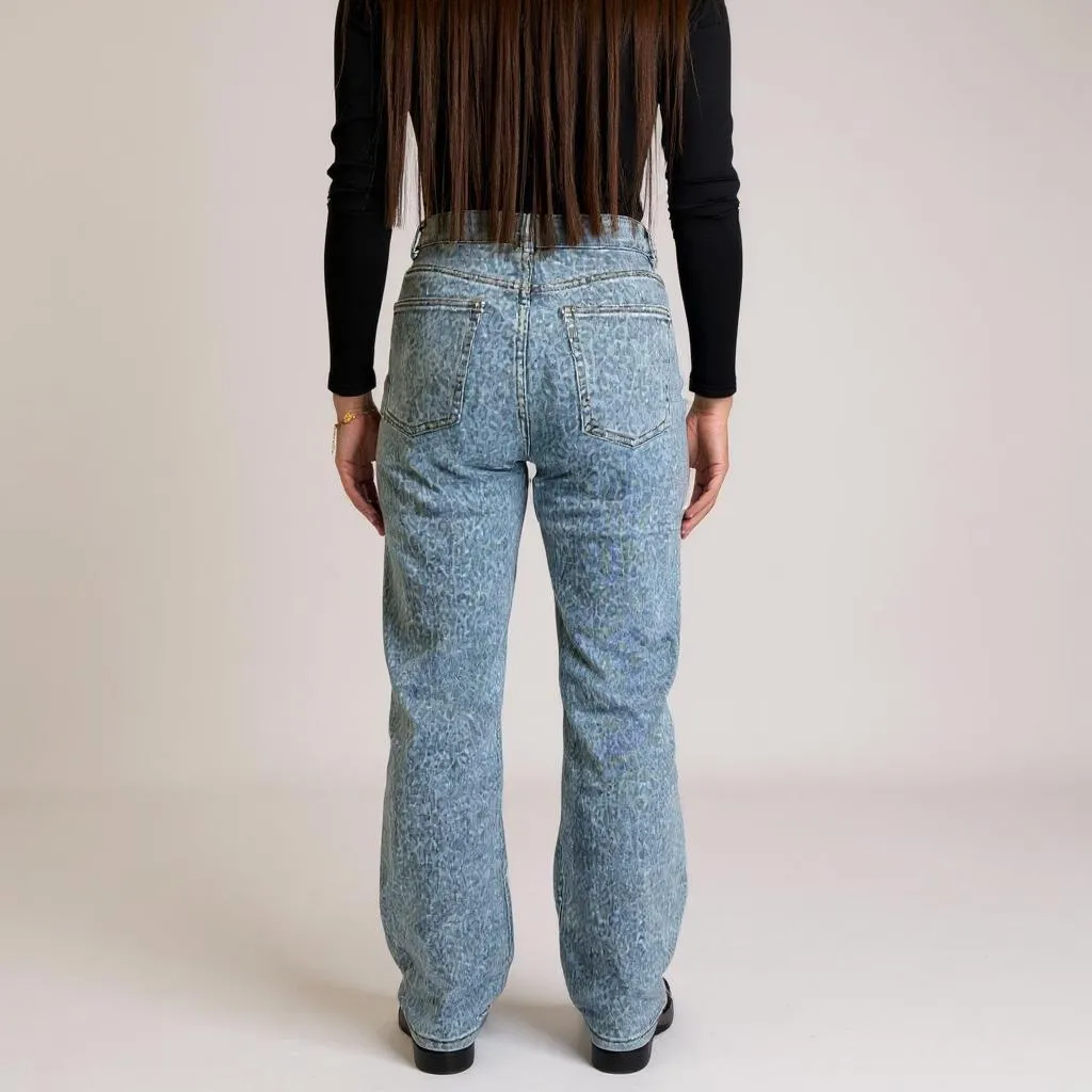 Edle Print-Damen-Jeans – figurbetonter Schnitt für trendige Streetstyle-Looks. Perfekt kombinierbar mit Croptops oder Oversize-Shirts. Jetzt bei CasinoFashion shoppen.