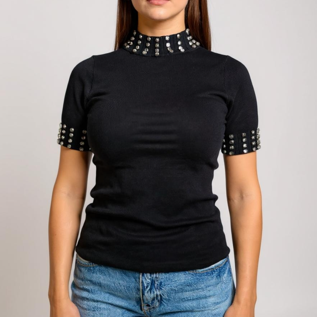 Elegantes schwarzes Damen-Shirt mit hohen Kragen-Details und goldenen Nieten – perfektes Oberteil für Abend-Looks, Business-Casual oder Party-Outfits. Exklusiv bei CasinoFashion in Winterthur.