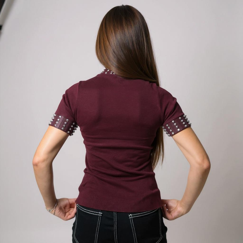 Edles bordeauxrotes Damen-Shirt mit Stehkragen und goldenen Nieten – femininer Style für elegante und besondere Looks. Exklusiv bei CasinoFashion in Winterthur.