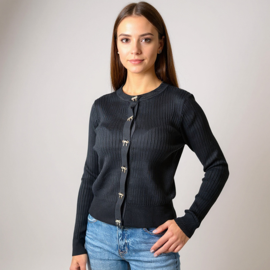 Eleganter schwarzer Damen-Strick-Cardigan mit goldenen Knöpfen – vielseitig kombinierbar für Casual, Office oder Dinner Looks. Exklusiv bei CasinoFashion in Winterthur.