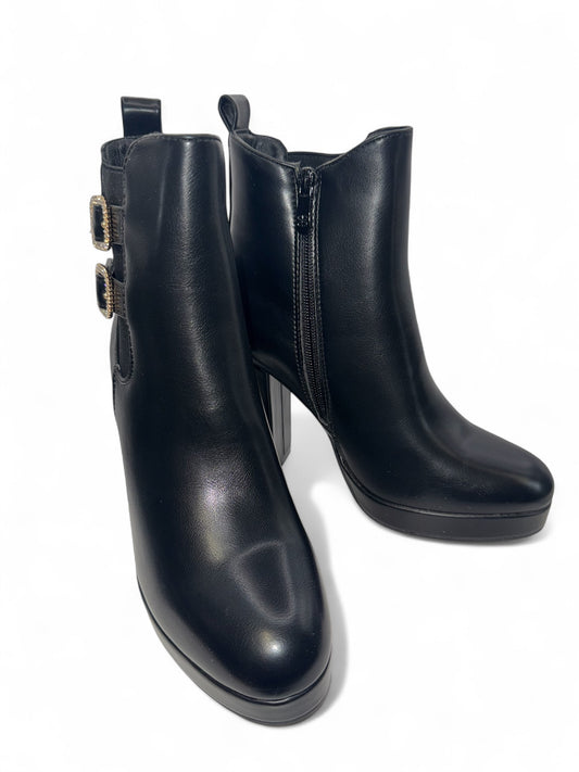 Elegante schwarze Damen-Stiefeletten aus Leder mit hohen Blockabsätzen und goldenen Doppelschnallen – perfekte High-Heel-Boots für elegante Outfits, Partys oder Business-Looks. Erhältlich bei CasinoFashion in Winterthur.