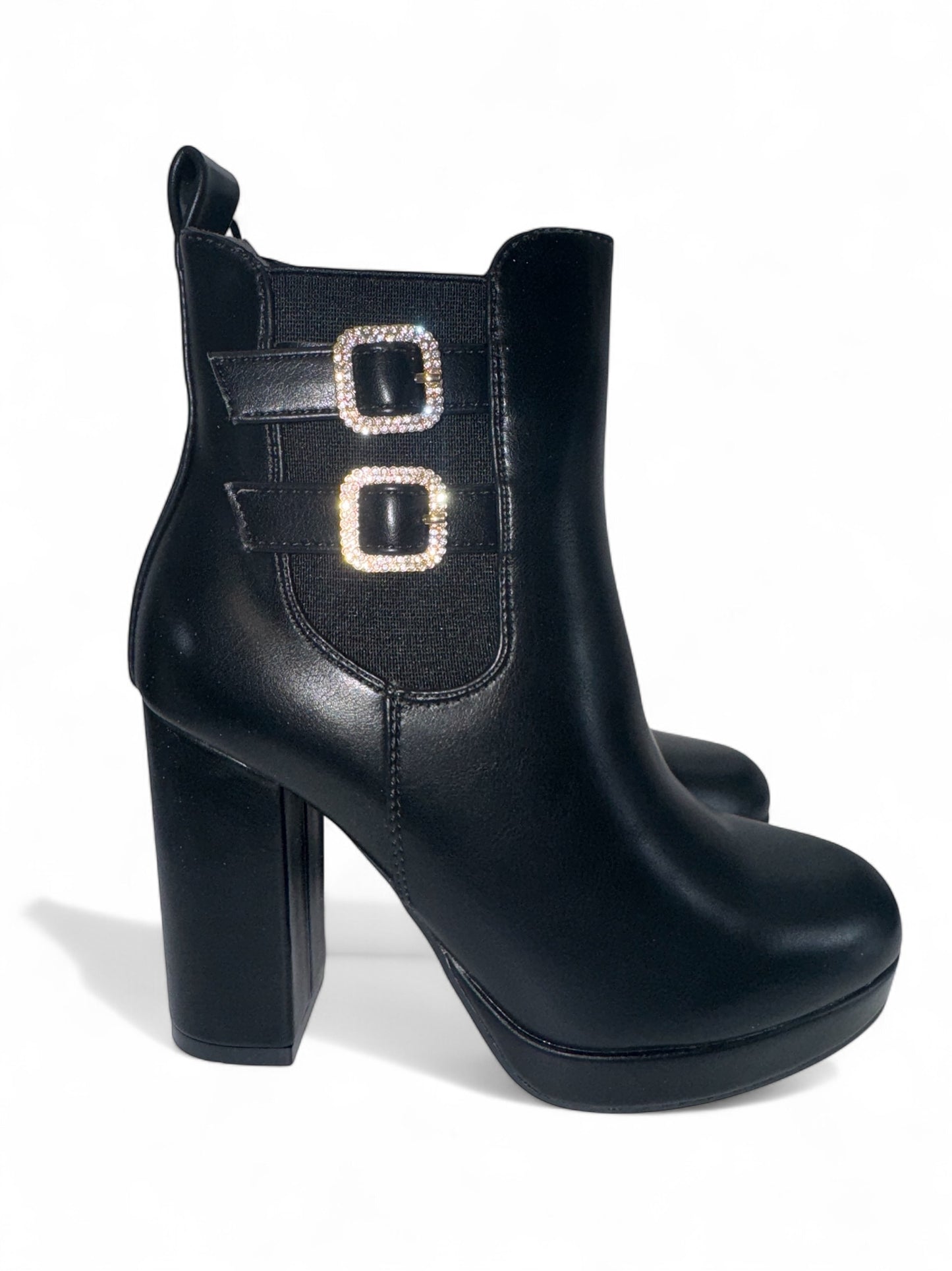 Elegante schwarze Damen-Stiefeletten aus Leder mit hohen Blockabsätzen und goldenen Doppelschnallen – perfekte High-Heel-Boots für elegante Outfits, Partys oder Business-Looks. Erhältlich bei CasinoFashion in Winterthur.