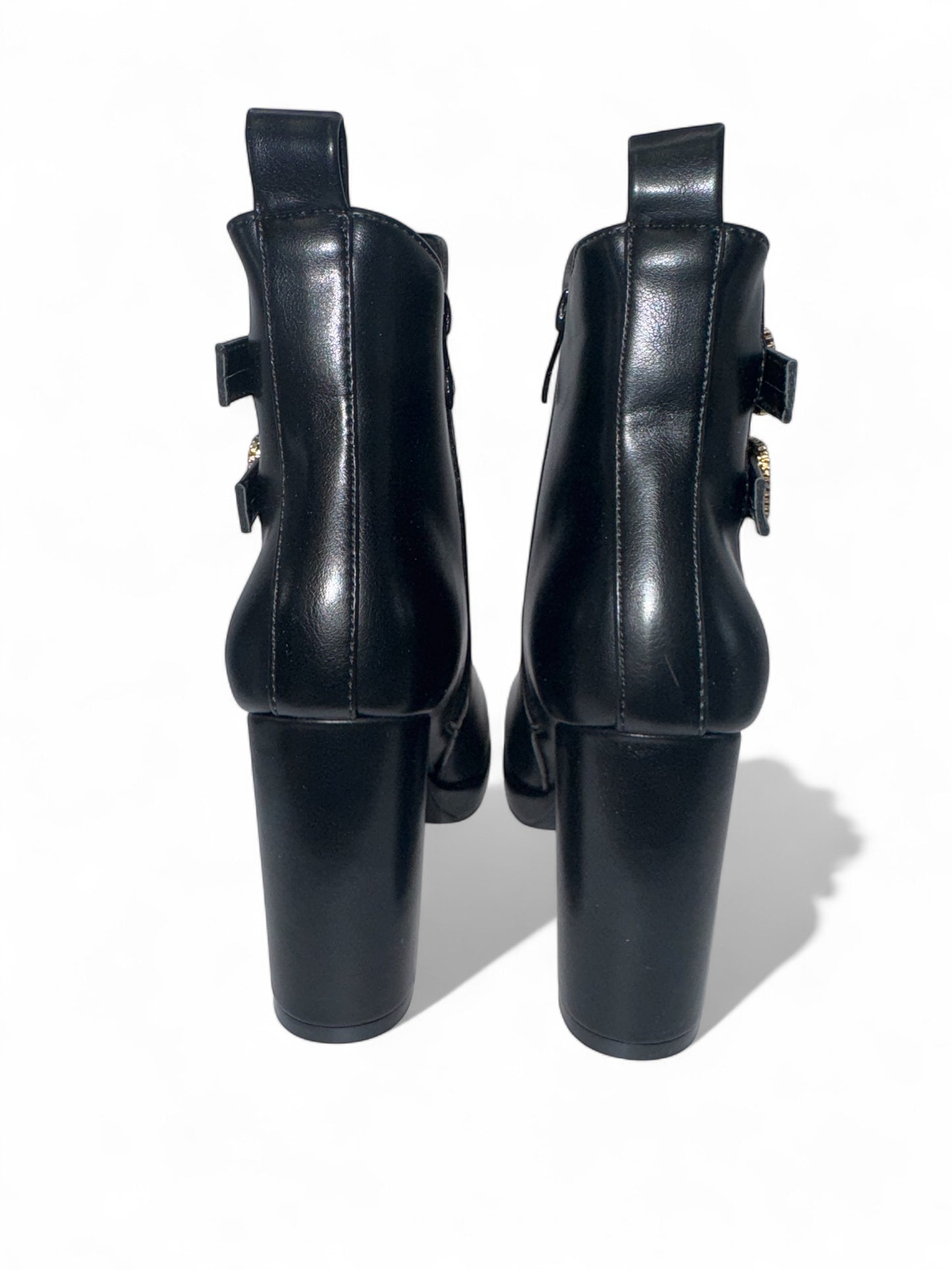 Elegante schwarze Damen-Stiefeletten aus Leder mit hohen Blockabsätzen und goldenen Doppelschnallen – perfekte High-Heel-Boots für elegante Outfits, Partys oder Business-Looks. Erhältlich bei CasinoFashion in Winterthur.