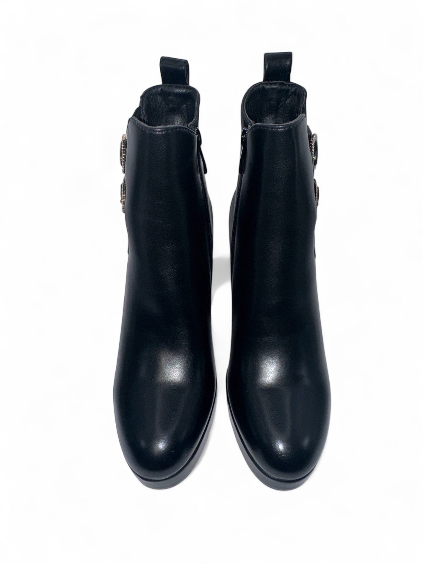 Elegante schwarze Damen-Stiefeletten aus Leder mit hohen Blockabsätzen und goldenen Doppelschnallen – perfekte High-Heel-Boots für elegante Outfits, Partys oder Business-Looks. Erhältlich bei CasinoFashion in Winterthur.
