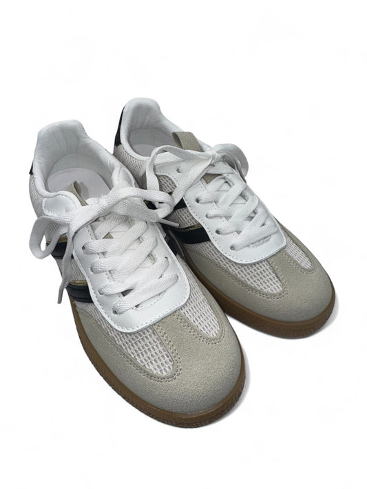 Stylische Damen-Sneaker in Beige mit schwarzen Details und heller Sohle – sportlich-elegante Schuhe für Casual-Outfits, Streetstyle und Freizeit. Bequemer Tragekomfort, perfekt kombinierbar zu Jeans, Kleidern oder Röcken. Exklusiv bei CasinoFashion in Winterthur.