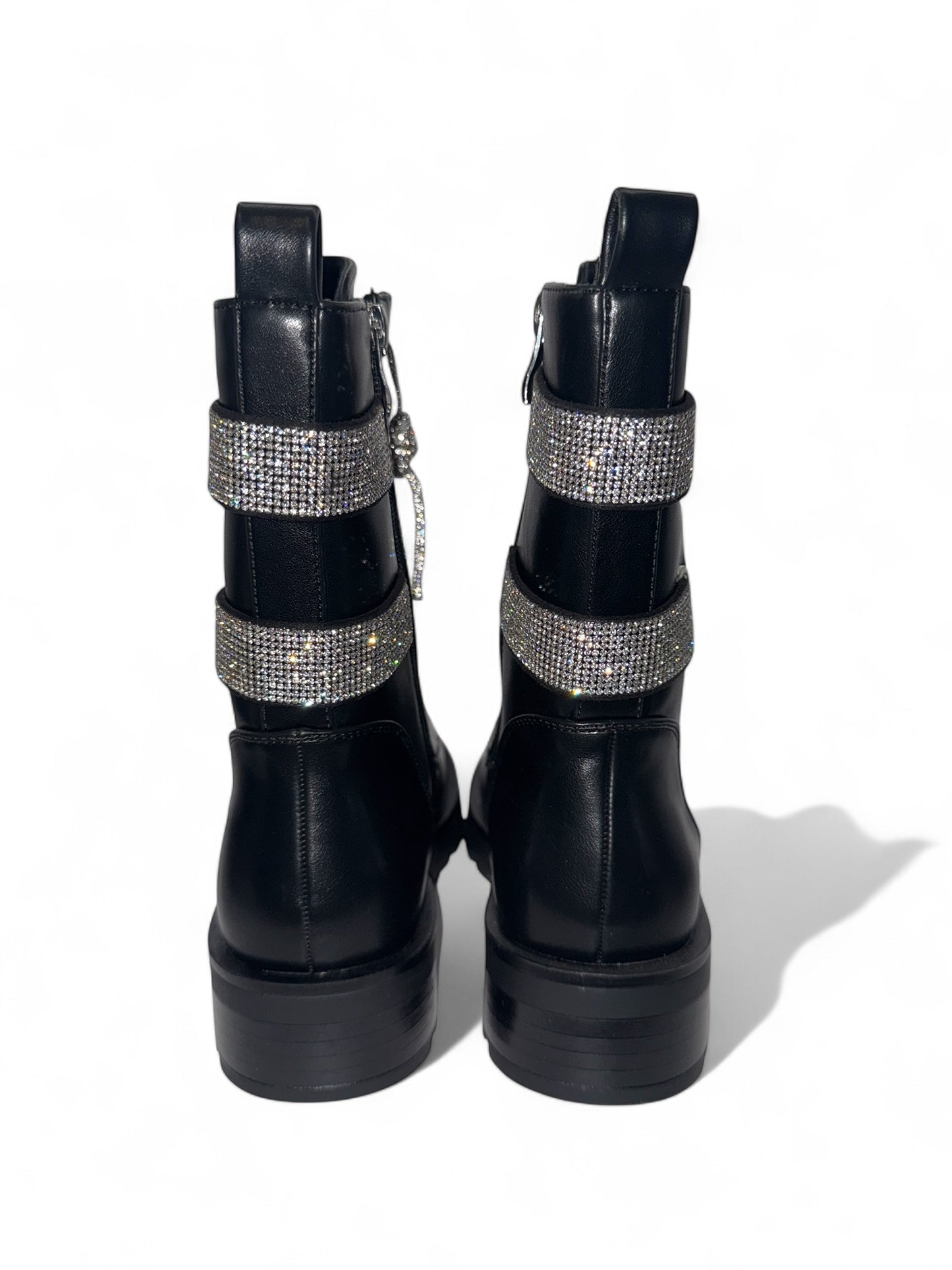 Exklusive schwarze Damen-Combat-Boots mit funkelnden Strass-Schnallen – robuste Lace-Up Boots mit chunky Sohle für auffällige Streetstyle- und Party-Looks. Perfekt kombinierbar zu Kleidern, Jeans oder Röcken. Jetzt bei CasinoFashion in Winterthur erhältlich.