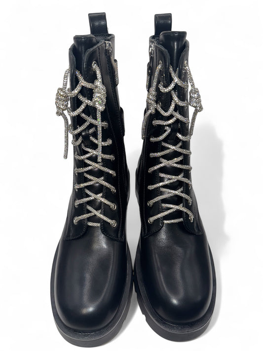 Exklusive schwarze Damen-Combat-Boots mit funkelnden Strass-Schnallen – robuste Lace-Up Boots mit chunky Sohle für auffällige Streetstyle- und Party-Looks. Perfekt kombinierbar zu Kleidern, Jeans oder Röcken. Jetzt bei CasinoFashion in Winterthur erhältlich.