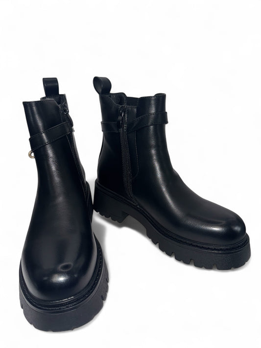 Elegante schwarze Damen-Chelsea-Boots mit goldener Schnallen-Detail – moderne Chunky-Sohle für Komfort und Style. Perfekt für Streetstyle, Business-Casual oder Herbst- und Winter-Looks. Exklusiv bei CasinoFashion in Winterthur.