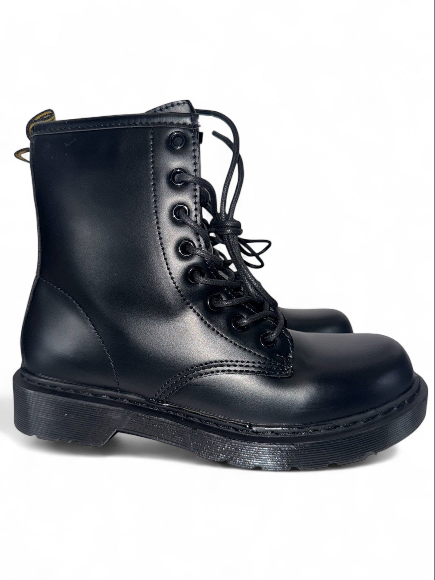Stylische schwarze Damen-Combat-Boots aus Echtleder – robuste Lace-Up Stiefel mit chunky Sohle für Streetstyle, Herbst- und Winter-Looks. Perfekt kombinierbar zu Jeans, Kleidern oder Röcken. Erhältlich bei CasinoFashion in Winterthur.