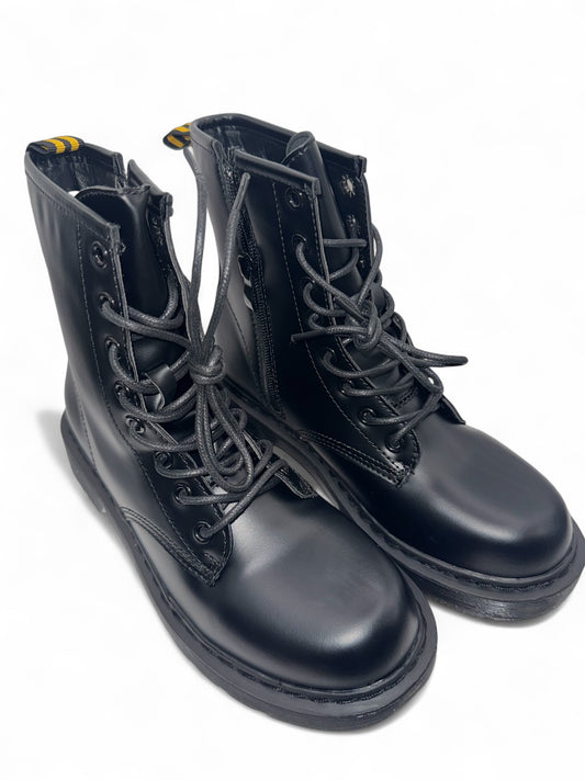 Stylische schwarze Damen-Combat-Boots aus Echtleder – robuste Lace-Up Stiefel mit chunky Sohle für Streetstyle, Herbst- und Winter-Looks. Perfekt kombinierbar zu Jeans, Kleidern oder Röcken. Erhältlich bei CasinoFashion in Winterthur.