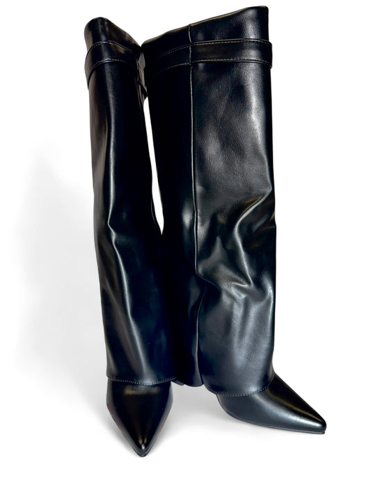 Elegante schwarze Damen-Stiefel aus Echtleder mit edler Schnalle – stylische Knee-High Boots mit spitzer Form für Herbst- und Winter-Looks. Perfekt kombinierbar zu Kleidern, Röcken oder Skinny Jeans. Exklusiv bei CasinoFashion in Winterthur.