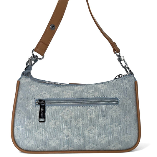 Stylische Damen-Schultertasche in Hellblau mit dezentem Monogram-Print und braunen Lederdetails – elegante Crossbody- oder Shoulder-Bag für Alltag, Freizeit oder City-Looks. Exklusiv bei CasinoFashion in Winterthur.