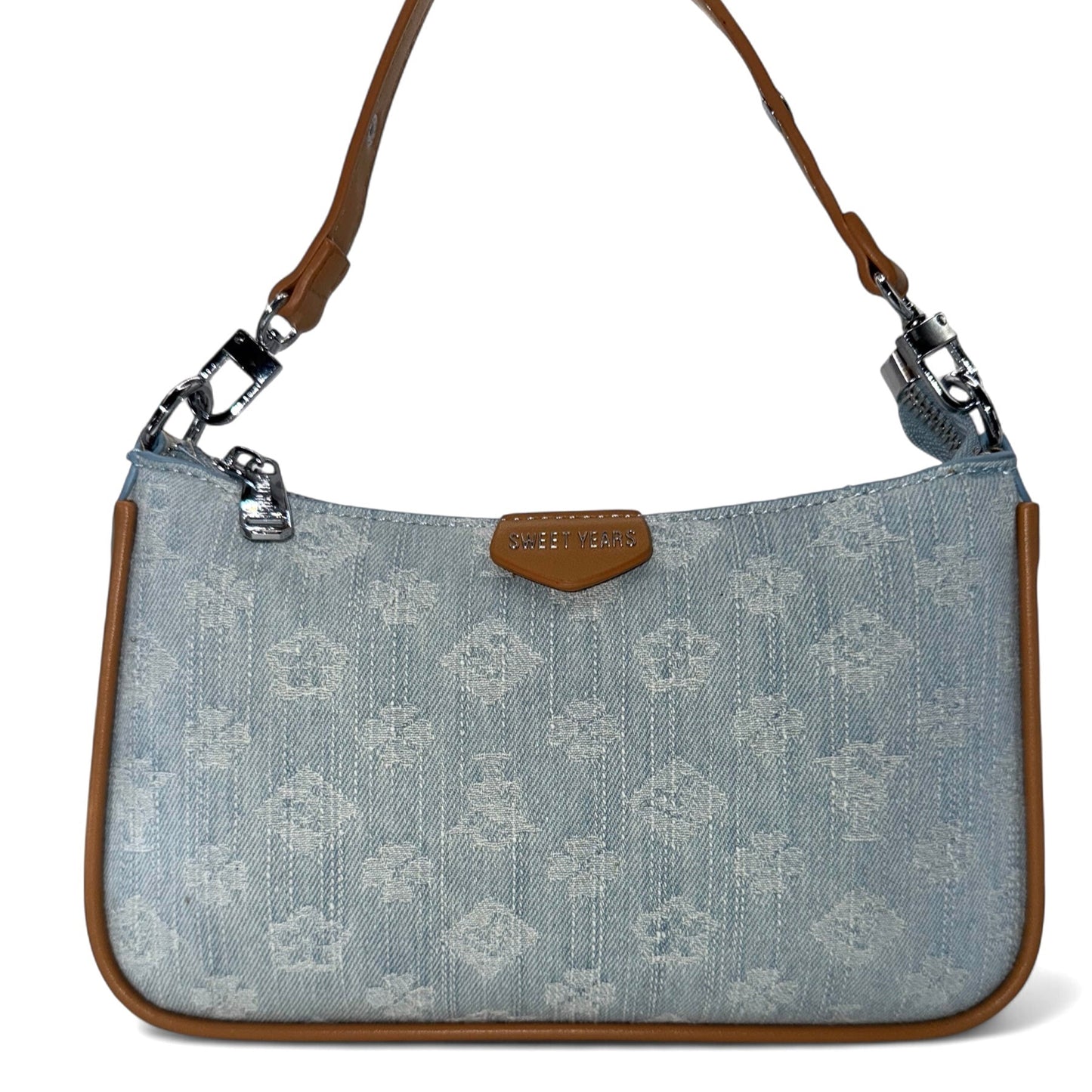 Stylische Damen-Schultertasche in Hellblau mit dezentem Monogram-Print und braunen Lederdetails – elegante Crossbody- oder Shoulder-Bag für Alltag, Freizeit oder City-Looks. Exklusiv bei CasinoFashion in Winterthur.