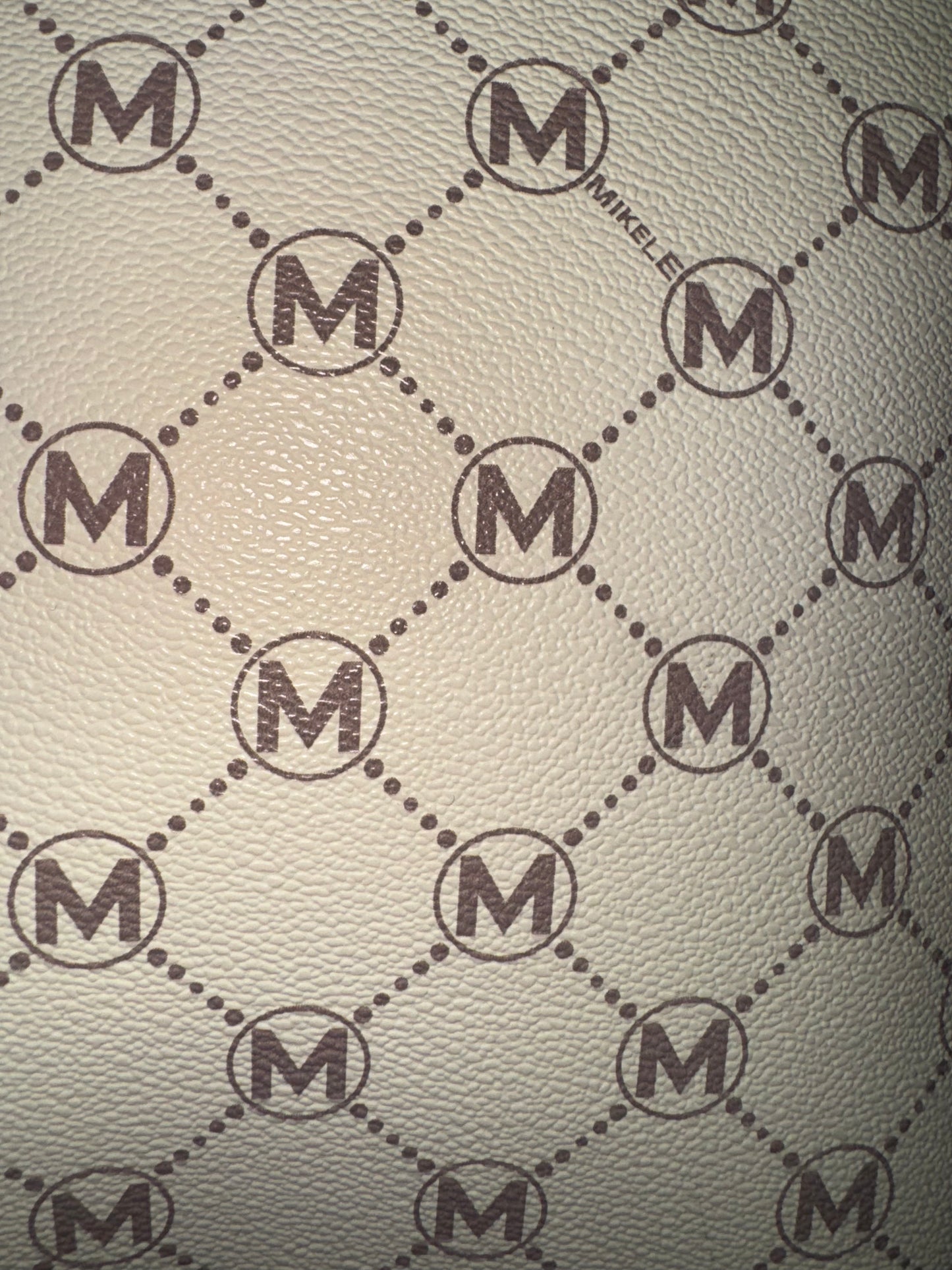 Elegante Damen-Tote-Bag in Beige mit braunem Monogram-Print – hochwertige Handtasche mit Lederdetails, perfekt für Casual- oder Business-Looks. Jetzt bei CasinoFashion shoppen.