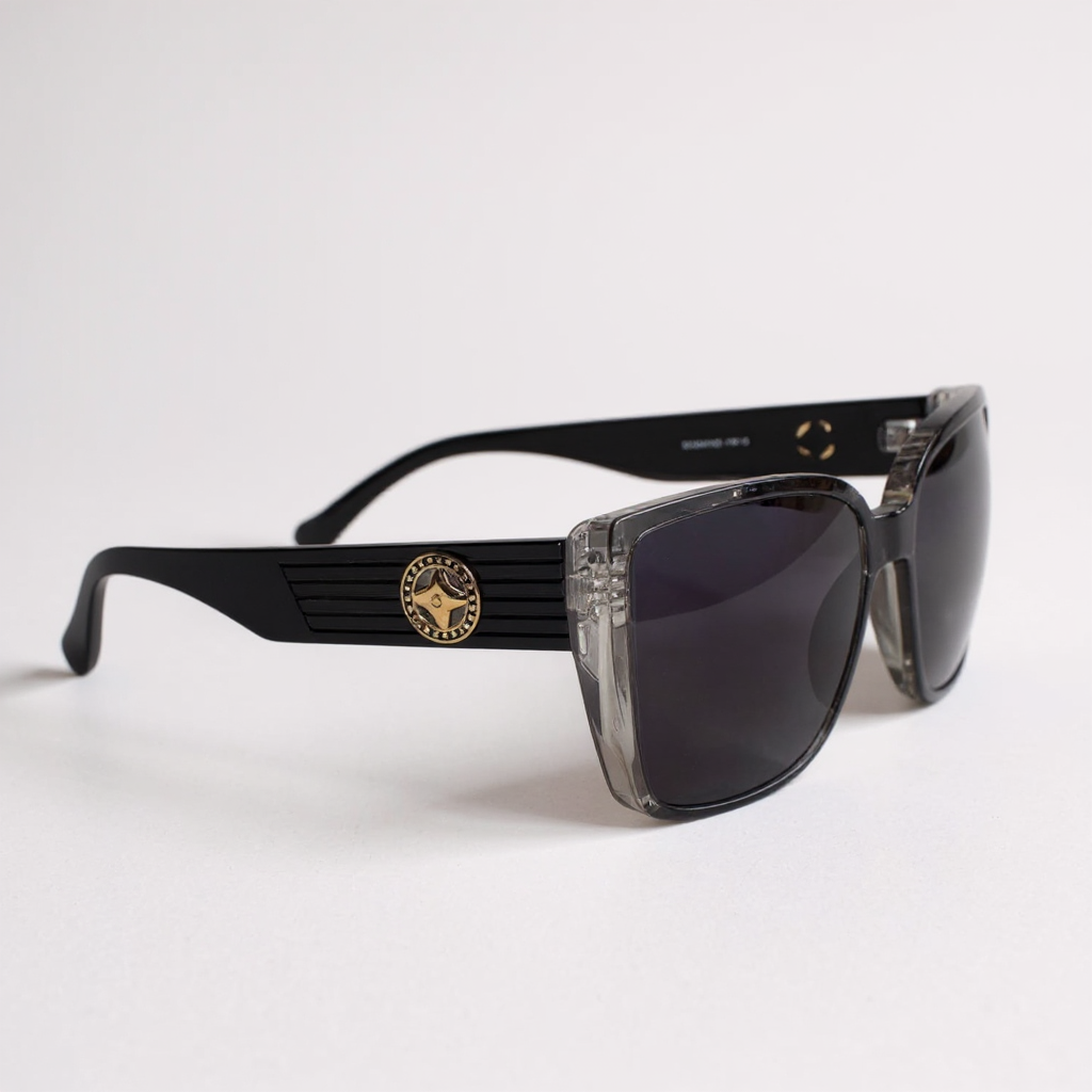 Luxus Designer Sonnenbrille für Damen und Herren mit eckigem Rahmen, schwarzen Bügeln und goldenen Details, stilvolles Unisex Accessoire im Retro-Look für Modebewusste.