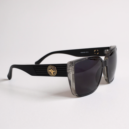Luxus Designer Sonnenbrille für Damen und Herren mit eckigem Rahmen, schwarzen Bügeln und goldenen Details, stilvolles Unisex Accessoire im Retro-Look für Modebewusste.