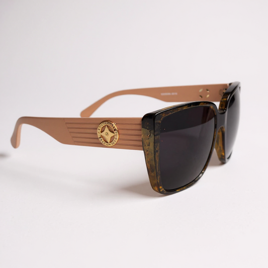 Luxus Designer Sonnenbrille für Damen und Herren mit eckigem Rahmen, braunen Bügeln und goldenen Details, stilvolles Unisex Accessoire im Retro-Look für Modebewusste.