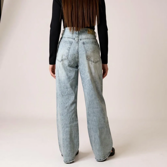 Trendige Wide Leg Damen-Jeans in Acid-Wash-Optik – High-Waist Fit mit geradem Bein für angesagte Streetstyle- und Casual-Looks. Perfekt kombinierbar mit Croptops, Hoodies oder Oversize-Blazern. Exklusiv bei CasinoFashion in Winterthur.