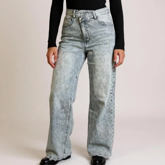 Trendige Wide Leg Damen-Jeans in Acid-Wash-Optik – High-Waist Fit mit geradem Bein für angesagte Streetstyle- und Casual-Looks. Perfekt kombinierbar mit Croptops, Hoodies oder Oversize-Blazern. Exklusiv bei CasinoFashion in Winterthur.