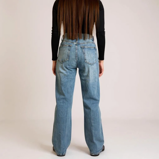 Casual Wide Leg Damen-Jeans in Mittelblau – High-Waist Fit mit geradem Bein für entspannte Streetstyle- und Alltags-Looks. Perfekt kombinierbar mit Crop-Tops, Blusen oder Strickpullovern. Exklusiv bei CasinoFashion in Winterthur.
