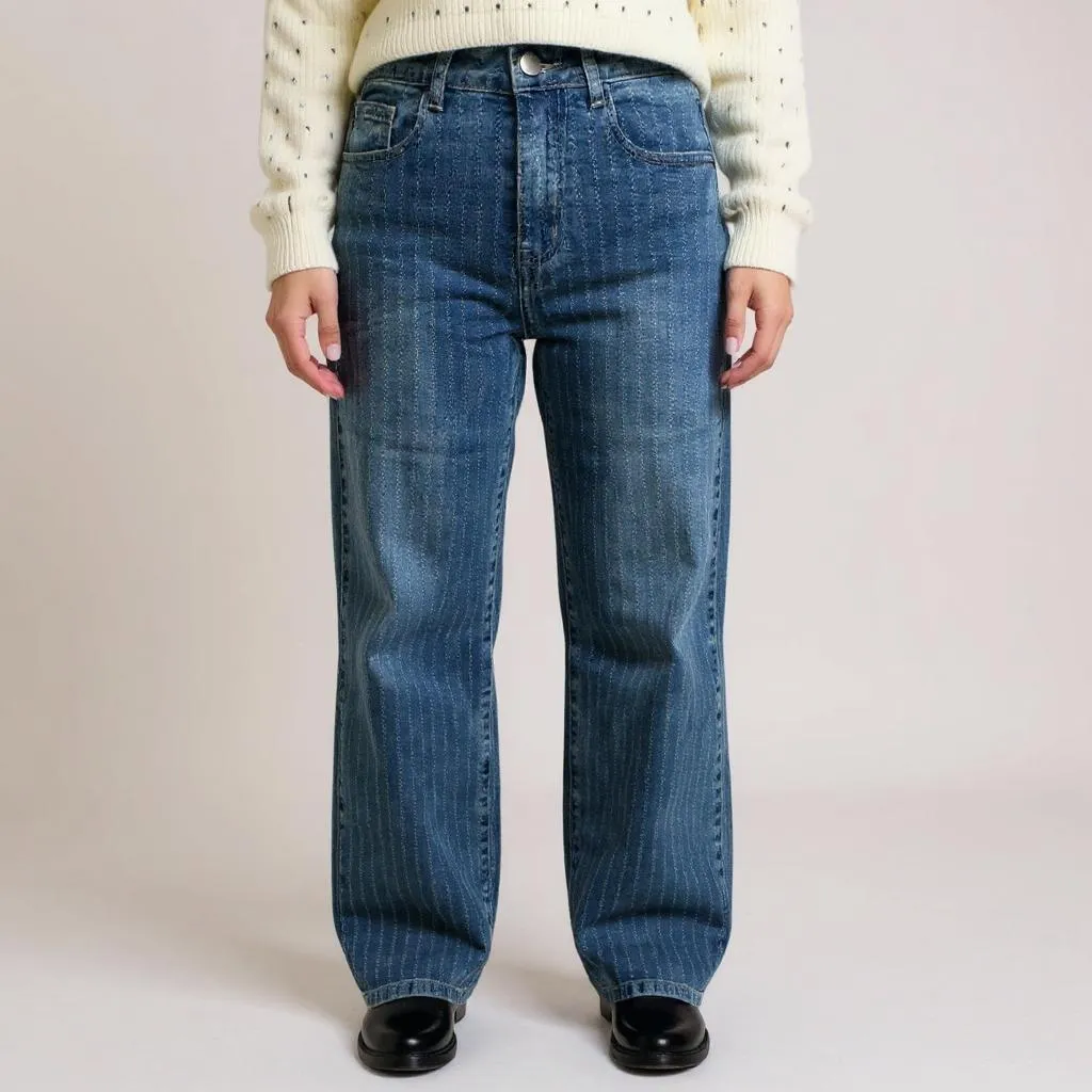 Trendige Wide Leg Damen-Jeans in Mittelblau mit dezentem Streifen-Print – lockerer Fit im High-Waist-Style, perfekt für Casual-Outfits oder coole Streetstyle-Looks. Exklusiv bei CasinoFashion in Winterthur.