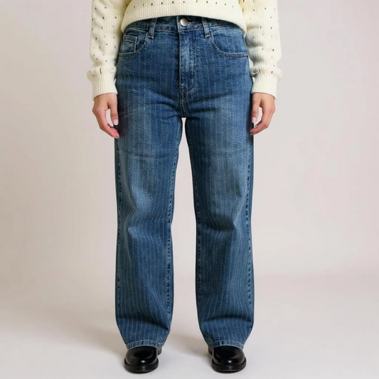Trendige Wide Leg Damen-Jeans in Mittelblau mit dezentem Streifen-Print – lockerer Fit im High-Waist-Style, perfekt für Casual-Outfits oder coole Streetstyle-Looks. Exklusiv bei CasinoFashion in Winterthur.