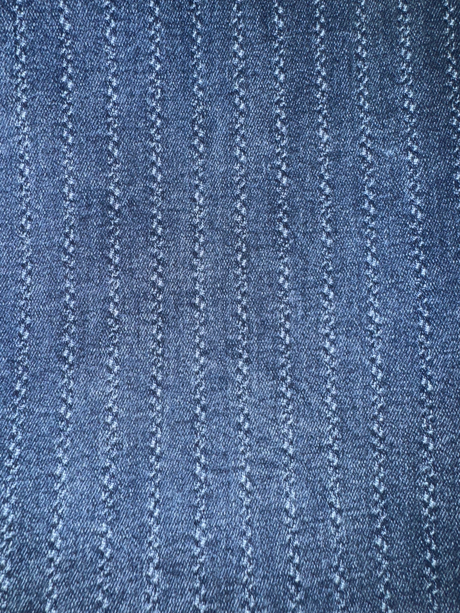 Trendige Wide Leg Damen-Jeans in Mittelblau mit dezentem Streifen-Print – lockerer Fit im High-Waist-Style, perfekt für Casual-Outfits oder coole Streetstyle-Looks. Exklusiv bei CasinoFashion in Winterthur.
