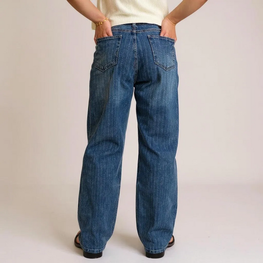 Trendige Wide Leg Damen-Jeans in Mittelblau mit dezentem Streifen-Print – lockerer Fit im High-Waist-Style, perfekt für Casual-Outfits oder coole Streetstyle-Looks. Exklusiv bei CasinoFashion in Winterthur.