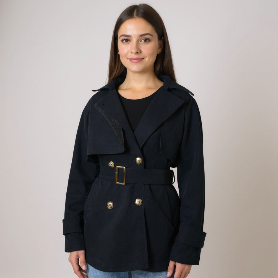 Zeitloser schwarzer Damen-Trenchcoat mit Gürtel und goldenen Knopfdetails – perfekter Mantel für stilvolle Streetstyle- oder Office-Looks. Jetzt bei CasinoFashion shoppen.