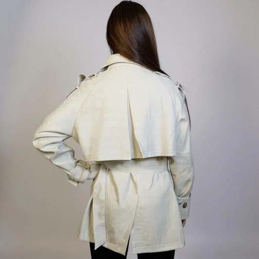 Eleganter Damen-Trenchcoat in Beige mit Gürtel und goldenen Knöpfen – klassischer Übergangsmantel für Business, Casual oder elegante Outfits. Exklusiv bei CasinoFashion in Winterthur