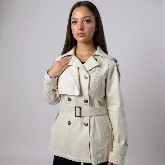 Eleganter Damen-Trenchcoat in Beige mit Gürtel und goldenen Knöpfen – klassischer Übergangsmantel für Business, Casual oder elegante Outfits. Exklusiv bei CasinoFashion in Winterthur