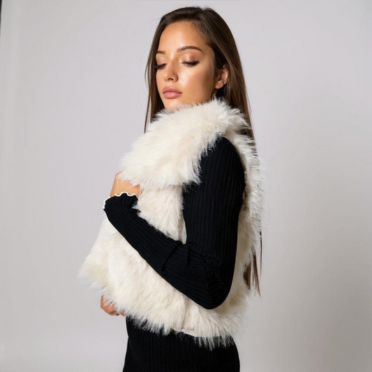 Elegante Damen-Fellweste in Weiss – luxuriöser, weicher Look für edle Casual- oder Abend-Outfits. Perfekt kombinierbar zu Jeans, Kleidern oder Overknees. Exklusiv bei CasinoFashion in Winterthur.