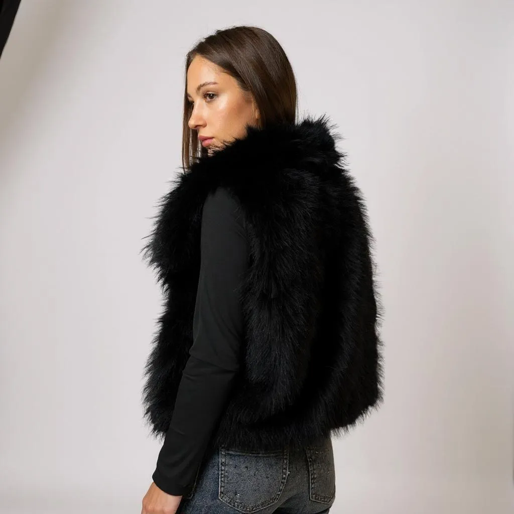 Stilvolle schwarze Damen-Fellweste – zeitloser, edler Look für elegante Streetstyle- und Party-Outfits. Leicht zu kombinieren für Herbst- und Winter-Looks. Jetzt bei CasinoFashion shoppen.