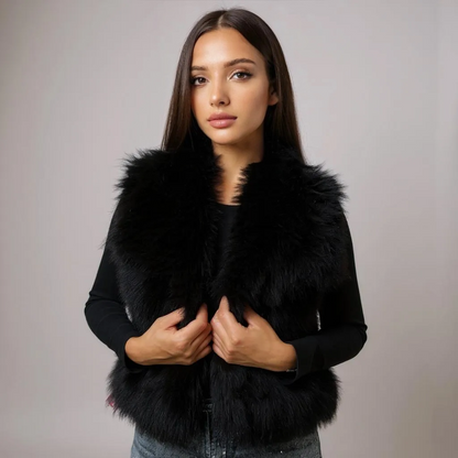 Stilvolle schwarze Damen-Fellweste – zeitloser, edler Look für elegante Streetstyle- und Party-Outfits. Leicht zu kombinieren für Herbst- und Winter-Looks. Jetzt bei CasinoFashion shoppen.