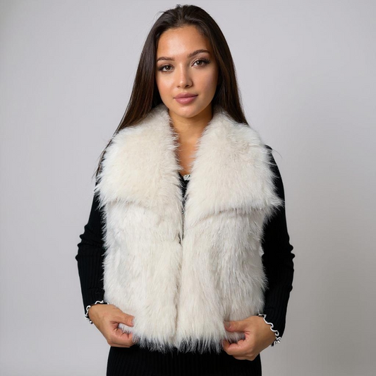 Elegante Damen-Fellweste in Weiss – luxuriöser, weicher Look für edle Casual- oder Abend-Outfits. Perfekt kombinierbar zu Jeans, Kleidern oder Overknees. Exklusiv bei CasinoFashion in Winterthur.