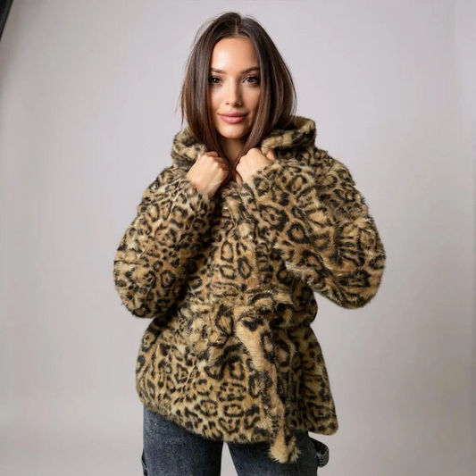 Stylische Damen-Felljacke mit Leopardenmuster und Kapuze – weicher, warmer Kunstpelz für trendige Streetstyle- oder Party-Outfits. Perfekt kombinierbar mit Jeans, Kleidern oder Lederleggings. Exklusiv bei CasinoFashion in Winterthur.