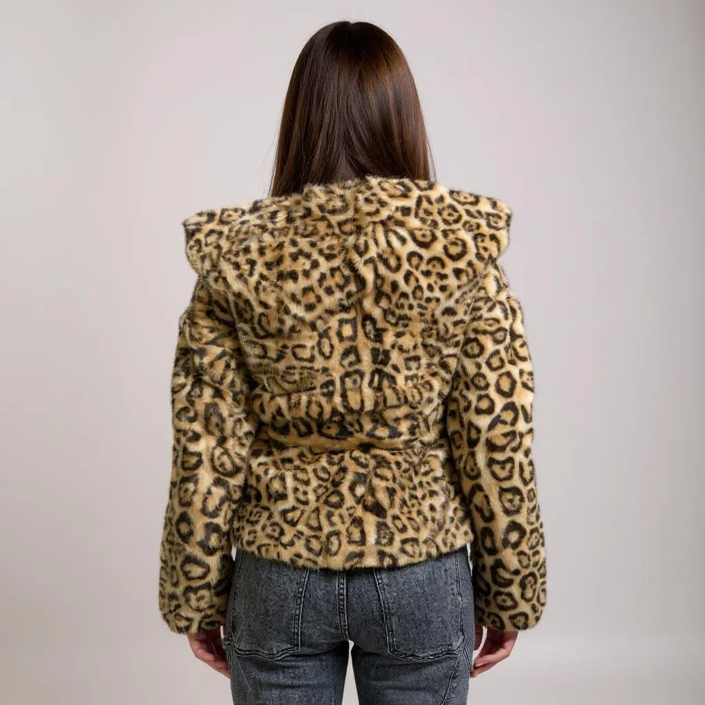 Stylische Damen-Felljacke mit Leopardenmuster und Kapuze – weicher, warmer Kunstpelz für trendige Streetstyle- oder Party-Outfits. Perfekt kombinierbar mit Jeans, Kleidern oder Lederleggings. Exklusiv bei CasinoFashion in Winterthur.