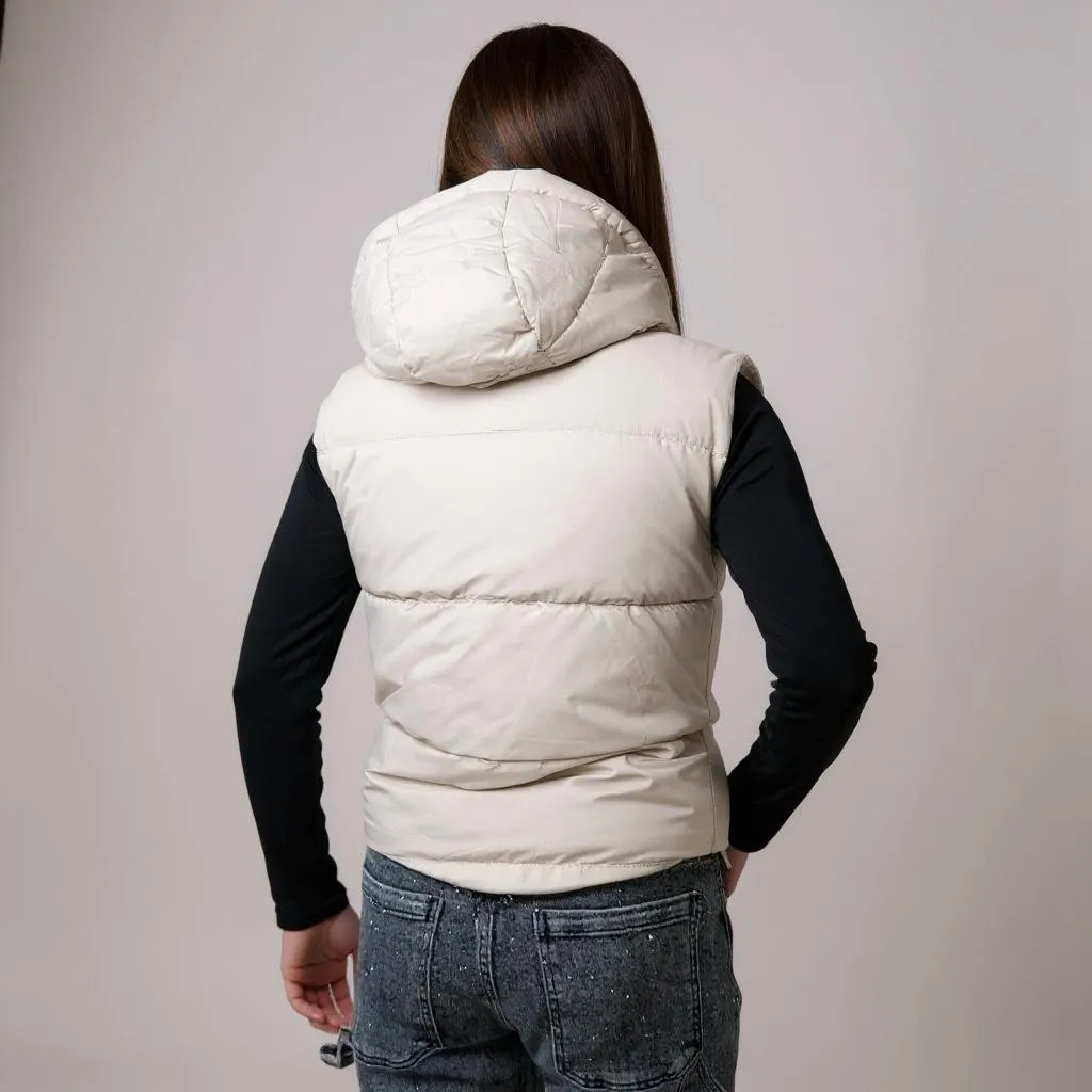Stylische weiße Damen-Steppweste mit Kapuze – leichter, bequemer Fit für entspannte Freizeit- oder Layering-Looks. Ideal für Herbst und Frühling. Jetzt bei CasinoFashion shoppen.