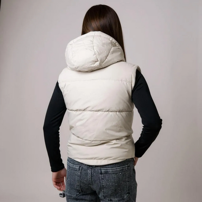 Stylische weiße Damen-Steppweste mit Kapuze – leichter, bequemer Fit für entspannte Freizeit- oder Layering-Looks. Ideal für Herbst und Frühling. Jetzt bei CasinoFashion shoppen.