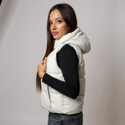 Stylische weiße Damen-Steppweste mit Kapuze – leichter, bequemer Fit für entspannte Freizeit- oder Layering-Looks. Ideal für Herbst und Frühling. Jetzt bei CasinoFashion shoppen.