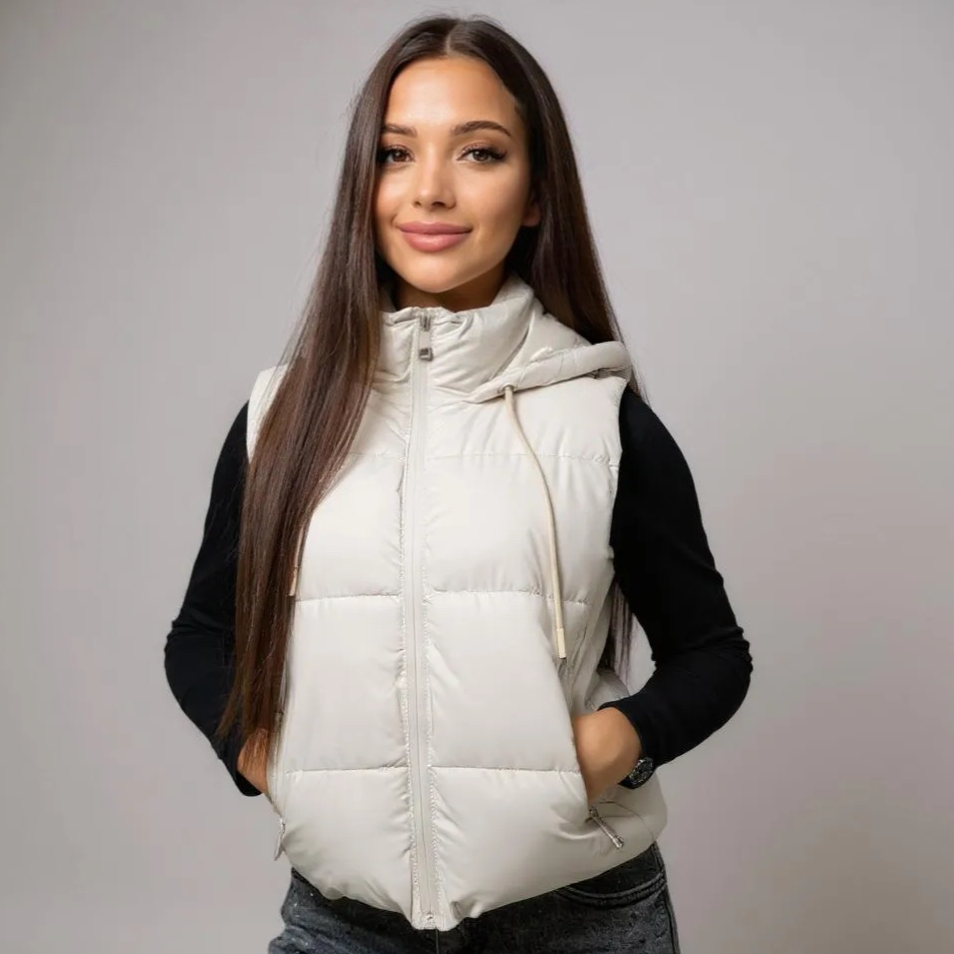 Stylische weiße Damen-Steppweste mit Kapuze – leichter, bequemer Fit für entspannte Freizeit- oder Layering-Looks. Ideal für Herbst und Frühling. Jetzt bei CasinoFashion shoppen.