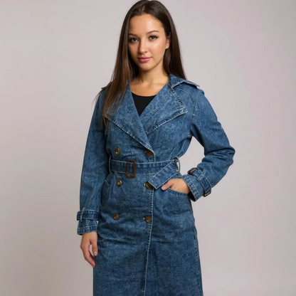 Stylischer Damen-Jeansmantel in klassischem Blau – tailliertes Design mit Gürtel und goldenen Knopfdetails für einen modernen, eleganten Look. Perfekt für Casual, Streetstyle oder Business-Casual Outfits. Exklusiv bei CasinoFashion in Winterthur.
