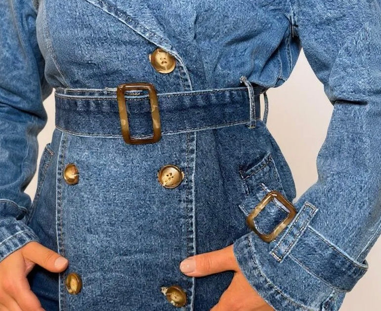 Stylischer Damen-Jeansmantel in klassischem Blau – tailliertes Design mit Gürtel und goldenen Knopfdetails für einen modernen, eleganten Look. Perfekt für Casual, Streetstyle oder Business-Casual Outfits. Exklusiv bei CasinoFashion in Winterthur.
