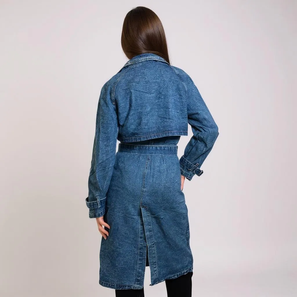 Stylischer Damen-Jeansmantel in klassischem Blau – tailliertes Design mit Gürtel und goldenen Knopfdetails für einen modernen, eleganten Look. Perfekt für Casual, Streetstyle oder Business-Casual Outfits. Exklusiv bei CasinoFashion in Winterthur.
