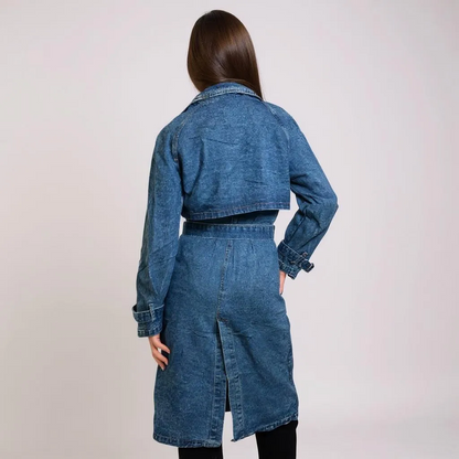 Stylischer Damen-Jeansmantel in klassischem Blau – tailliertes Design mit Gürtel und goldenen Knopfdetails für einen modernen, eleganten Look. Perfekt für Casual, Streetstyle oder Business-Casual Outfits. Exklusiv bei CasinoFashion in Winterthur.