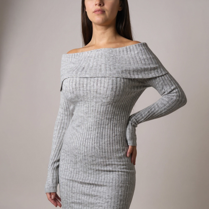 Modernes off-shoulder Strickkleid in Grau – kombinierbar für elegante und lässige Styles. Weiches, warmes knit dress, ideal für Herbst und Winter. Exklusiv bei CasinoFashion in Winterthur.