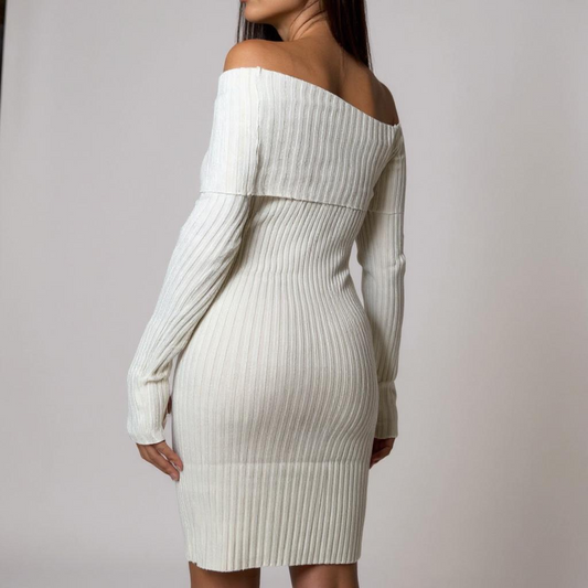 Elegantes off-shoulder Strickkleid in Weiss – figurbetontes Damen-Kleid für Winter-Outfits, Dinner-Dates oder Parties. Kuscheliges, warmes knit dress, exklusiv bei CasinoFashion in Winterthur.