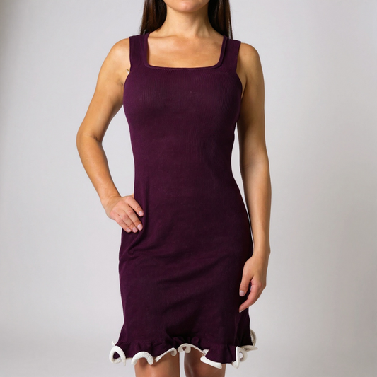 Chices Damenkleid in edlem Bordeaux mit femininen Rüschen-Details – ideal für Sommerpartys, elegante Dinner oder Alltags-Looks. Luftiges, tailliertes Kleid, erhältlich bei CasinoFashion in Winterthur.